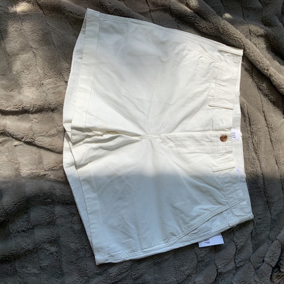 NWT White 5" Kahki Shorts - Picture 2 of 4